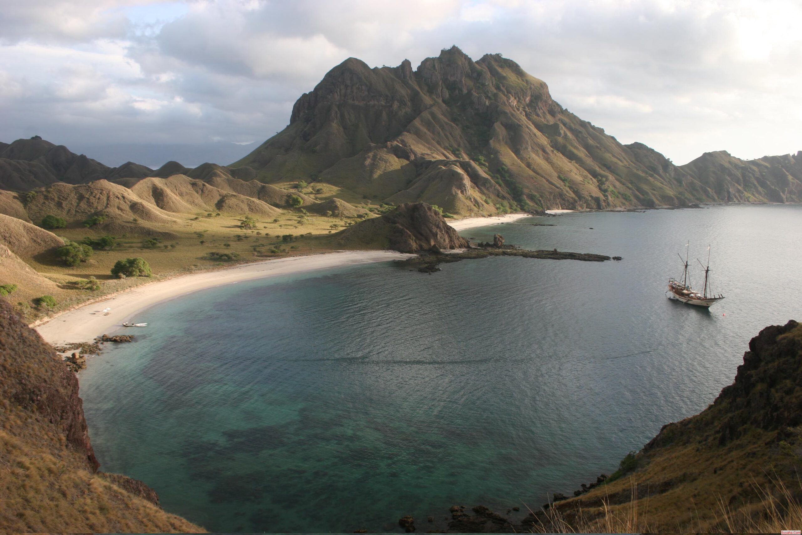 جزيرة كومودو الاندونيسية Komodo Island, Indonesia