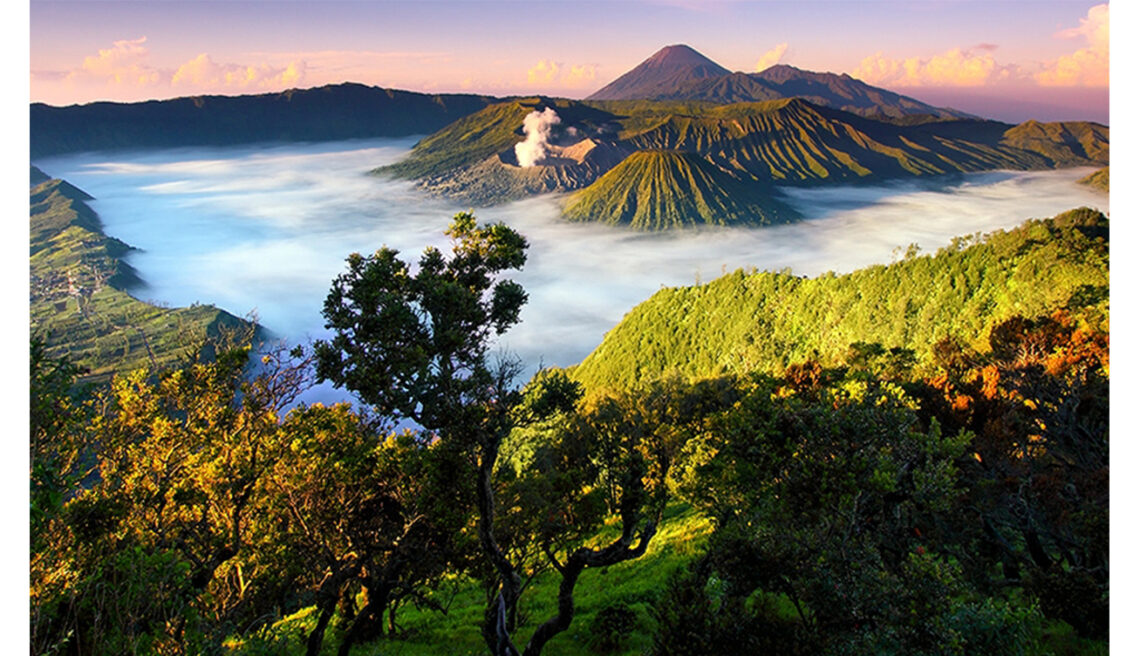 إندونيسيا – بلاد الطبيعة الخلابة والشواطئ المذهلة والدراجات النارية