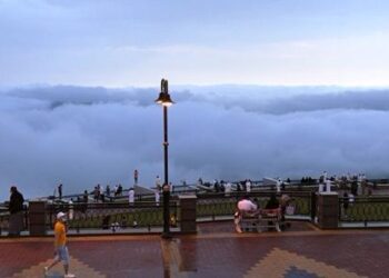 ممشى الضباب.. أعجوبة السياحة في عسير