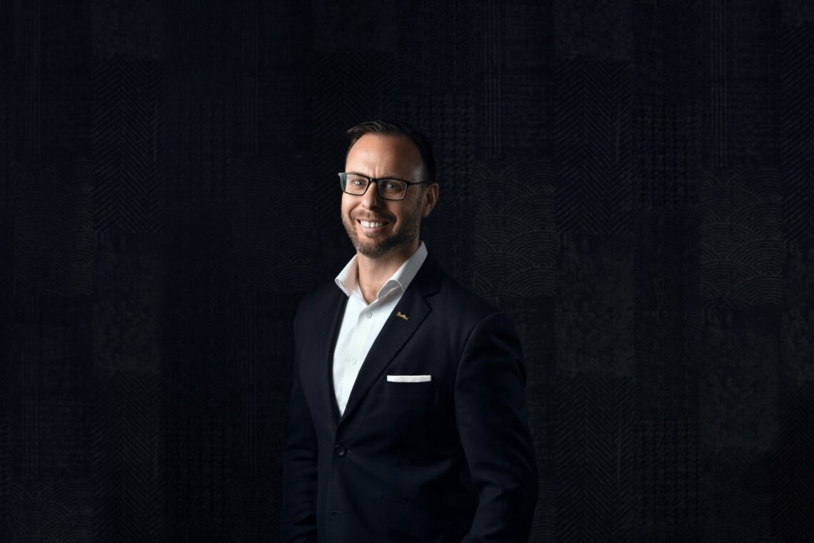 “نحرص على بناء علاقات قوية مع ضيوفنا” – الاستاذ / ألديرت فان زيل، المدير العام لفندق راديسون بلو، مركز الرياض للمؤتمرات والمعارض