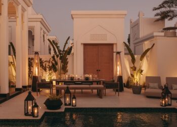 منتجع رافلز قصر العرين البحرين يدعو الضيوف الى عالم من الرومانسية والخصوصية التي لا مثيل لهما