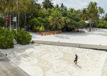 GUINNESS WORLD RECORD HOLDER NATHANIEL ALAPIDE CREATES STUNNING SAND ART DRAWING AT SUN SIYAM IRU FUSHI, MALDIVES