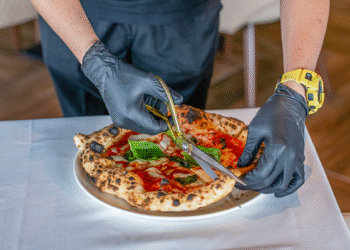 استمتع بفنون الطهي واللمسة الإيطالية الأصيلة في AMÒ AT VIA TOLEDO