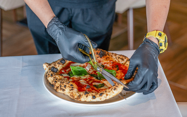 استمتع بفنون الطهي واللمسة الإيطالية الأصيلة في AMÒ AT VIA TOLEDO