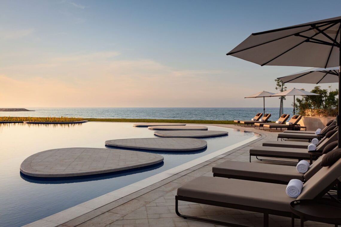 فنادق ومنتجعات سانت ريجيس ومجموعة الفردان يفتتحان منتجع سانت ريجيس الموج مسقط