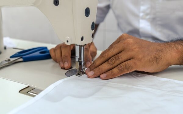 “SUN SIYAM OLHUVELI” جزر المالديف تطلق مبادرة صديقة للبيئة لإعادة تدوير أغطية السرير إلى أقمشة يدوية للحمامات العامة