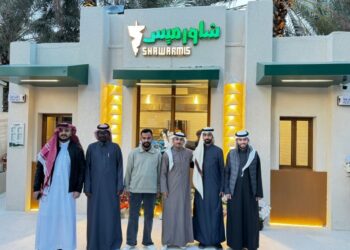 مطعم شاورميس ينعش جادة النخيل في عنيزة  .. مع بداية العام الميلادي الجديد 2025