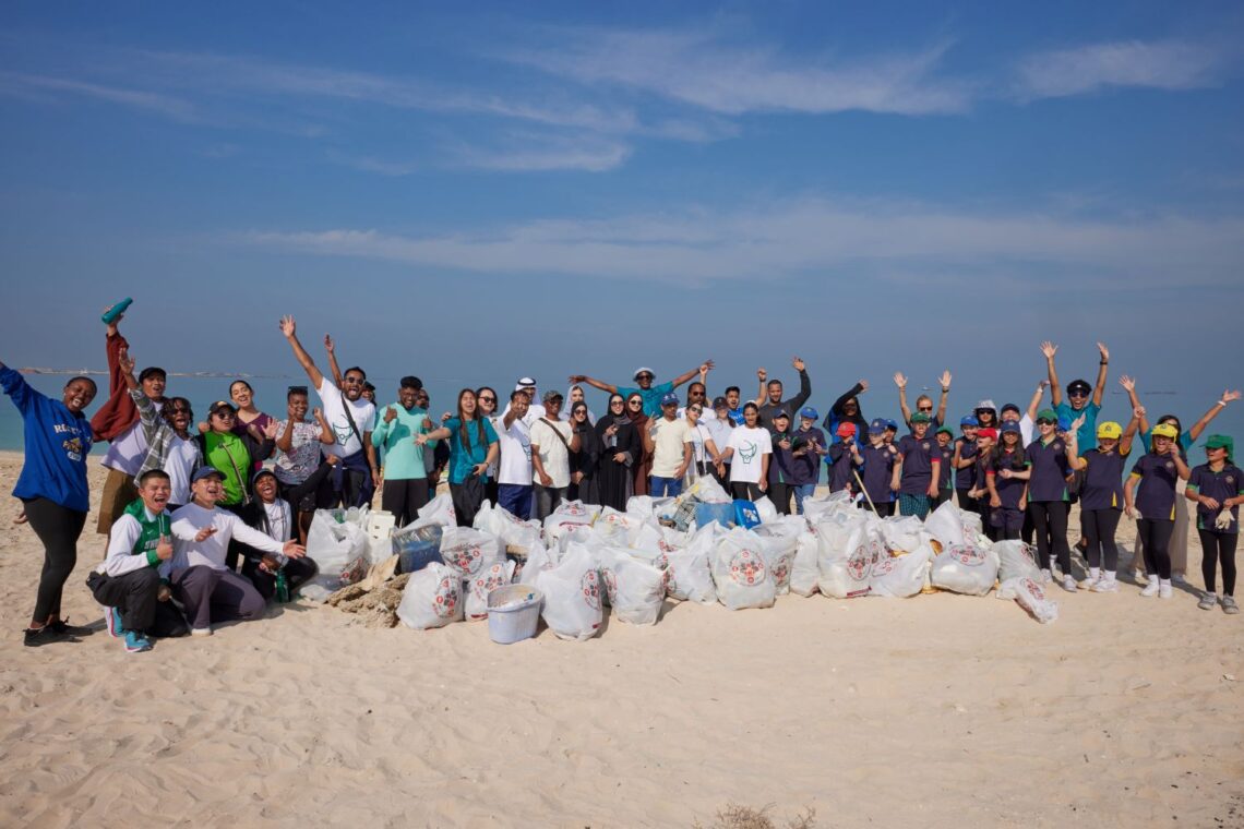 منتجع “أتلانتس” دبي يساهم بفاعلية في حماية الحياة البحرية بدءًا من تنظيف الشاطئ إلى إطلاق سراح أسماك القرش والراي اللسّاع