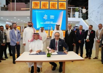 “إدارة الضيافة القابضة” توسّع حضورها الإقليمي بافتتاح فندق في مكة وتوقيع اتفاقيتين استراتيجيتين في سوق السفر العربي 2025