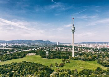 من القمم الشاهقة إلى القلاع التاريخية: أربع وجهات تجتذب المسافر الخليجي في النمسا