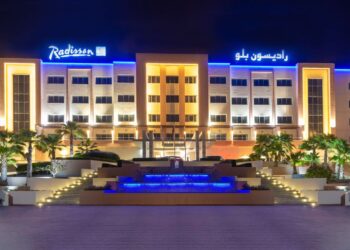 فندق ومنتجع راديسون بلو صحار يُكرّم بجائزتي المدير العام الأكثر تأثيرا والطاهي الأكثر تأثيرا في جوائز قادة عُمان لعام 2025