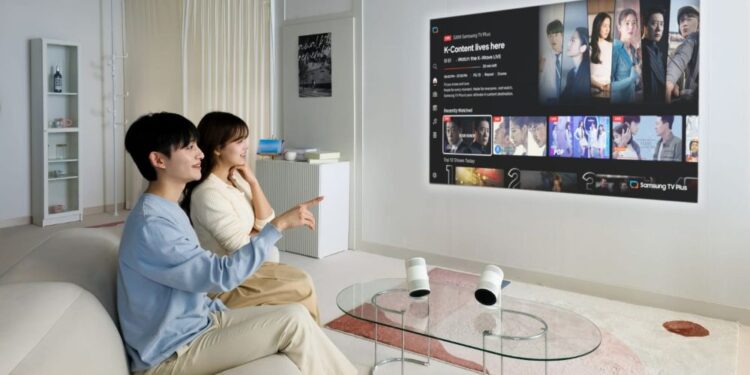 سامسونج تكشف عن The Freestyle+ قبل انطلاق CES 2026، مستعرضة شاشة متنقلة أكثر ذكاءً مدعومة بالذكاء الاصطناعي
