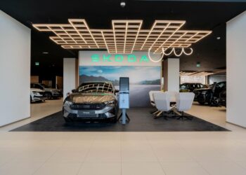 شكودا تفتتح أول صالة عرض لها في المملكة العربية السعودية بالشراكة مع ساماكو للسيارات، إيذاناً بالدخول الرسمي إلى السوق