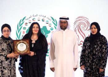 الجامعة العربية تكرّم الفنانة التشكيلية شاليمار شربتلي بوسام المرأة الملهمة.