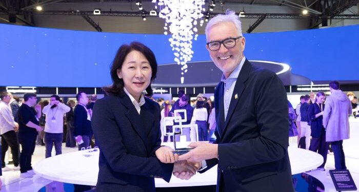 سامسونج Galaxy S26 Ultra يحصد جائزة “أفضل جهاز” ضمن جوائز المحمول العالمية خلال مؤتمر MWC 2026