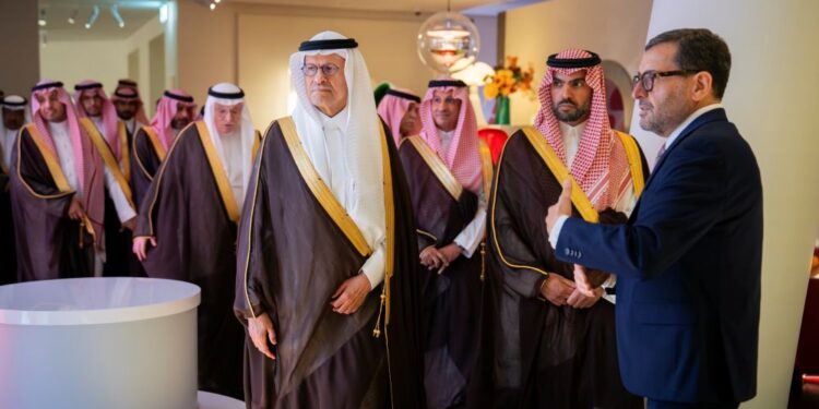 سمو وزير الطاقة وسمو وزير الثقافة يفتتحان متحف الذهب الأسود في الرياض